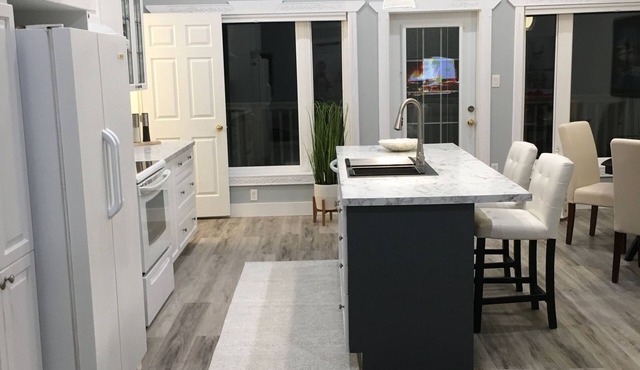 Beautiful, new, private apartment in Downtown Collingwood. Walk to all amenities
