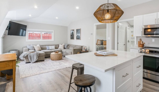 Beautiful newly renovated home w/canal view