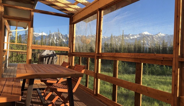 Beautiful relaxing Log Chalet with amazing view of Saint-Elias Mountain range.