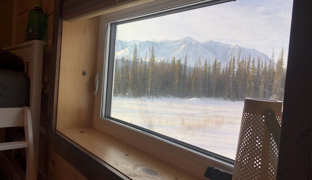 Beautiful relaxing Log Chalet with amazing view of Saint-Elias Mountain range.