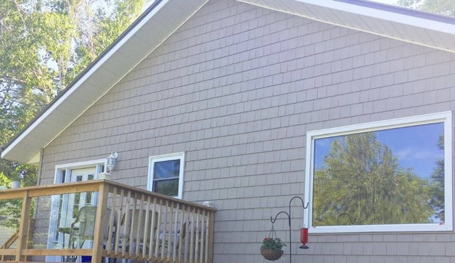 Beautiful three bedroom cottage on sand beach in Long Bay, Lake Kagawong