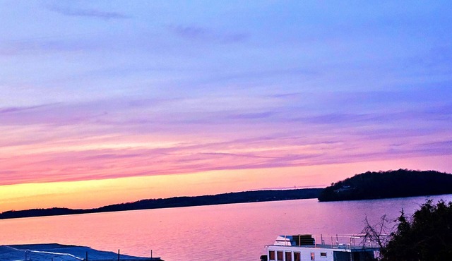 Beautiful Waterfront Retreat 1HR Drive FromToronto