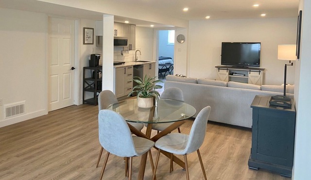 Beautifully renovated Suite in Collingwood!