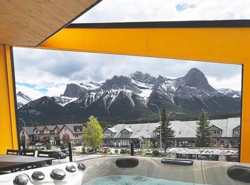 Best Mountain View in Canmore, Luxury 4 BR Townhouse with Hot Tub