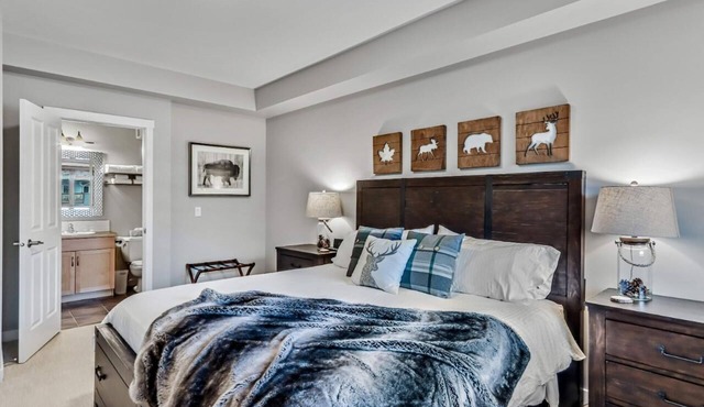 Best Relaxing King Bed Suite/Mtn. View, Heated Pool & Hot Tubs & Free Parking