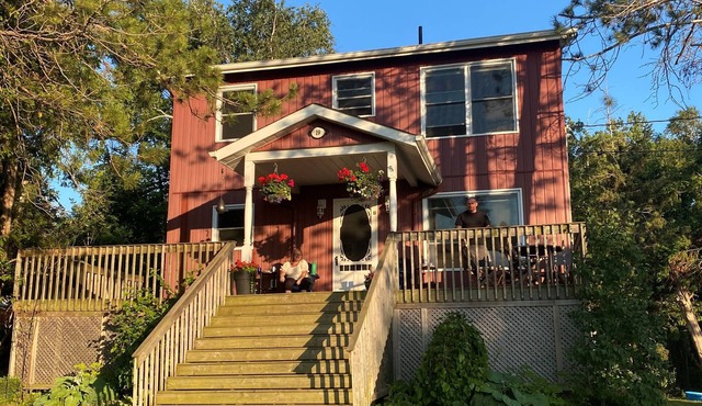Big Red Cottage with amazing lakeviews!
