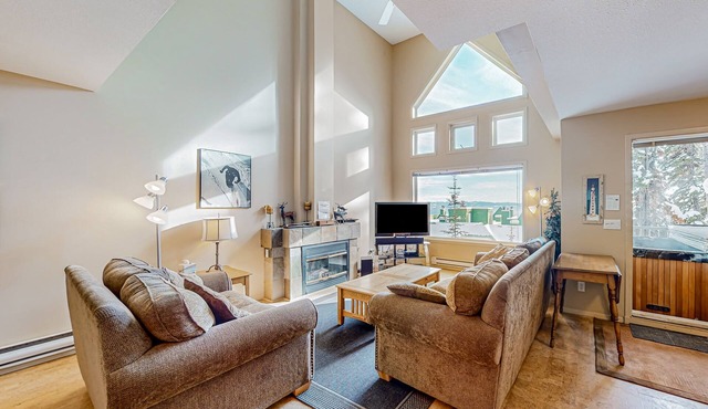 Big White Ski Resort cabin with hot tub, balcony, & two kitchens - walk to lifts