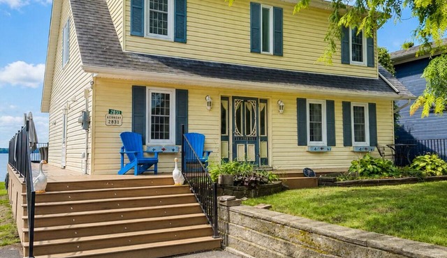 Big Yellow House on Lake Couchiching in S. Muskoka & Orillia