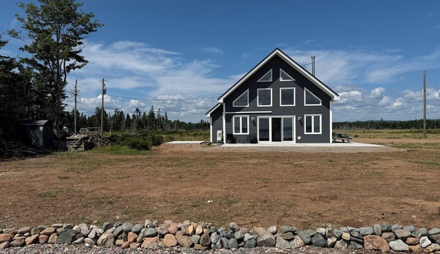 Blue Beach House by the Bay. Waterfront with pool table and fast wifi.