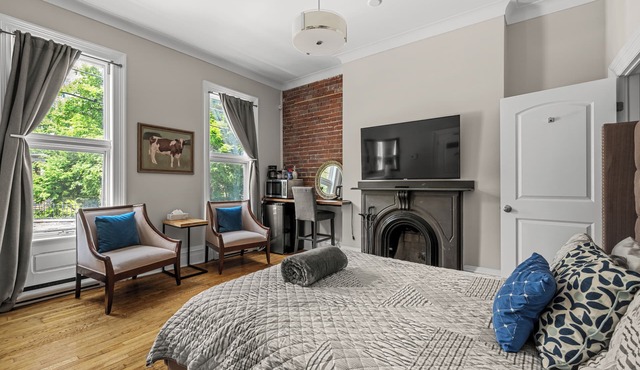 Blue George Suite Historic DT