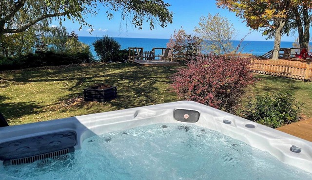 Blue Haven Lakehouse, Lakefront Hot Tub