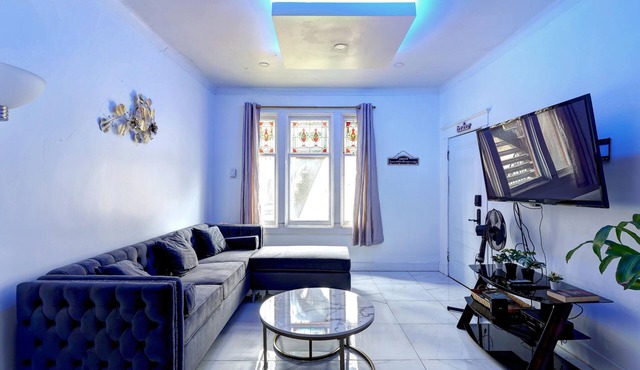 Blue Lounge - Lafontaine Park - Downtown