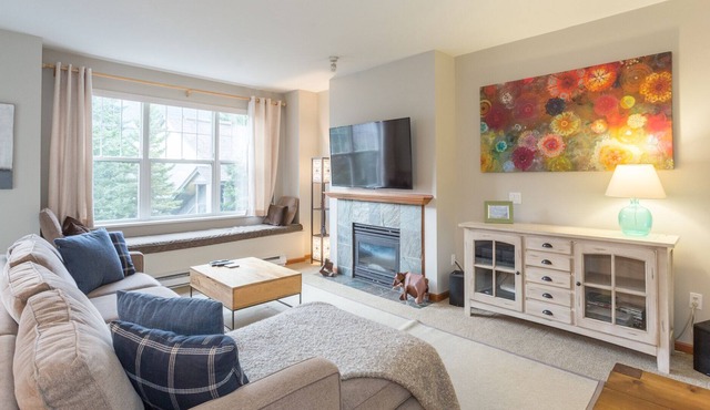 Blueberry Hills - Bright & Spacious 2 Bedroom (sleeps 6-7)