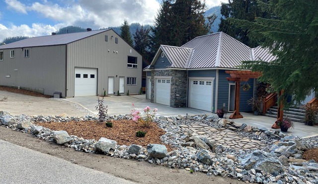 Boulder Suite Studio with hot tub, trail access and easy commuter access.