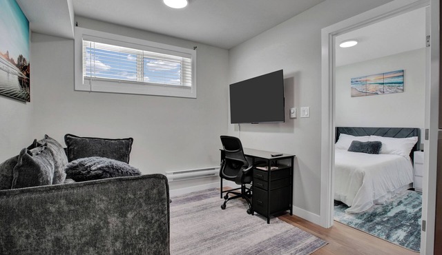 Brand New 2BR Suite close to Airport with Parking