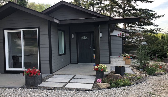 Brand new cozy bungalow on spacious private property overlooking Swan Lake.