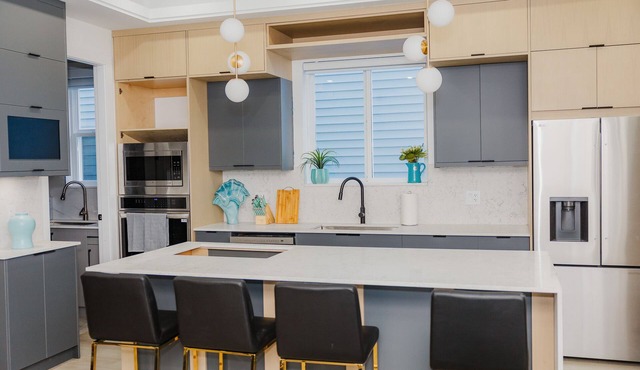 Brand new luxurious home in Surrey, sleeps 10