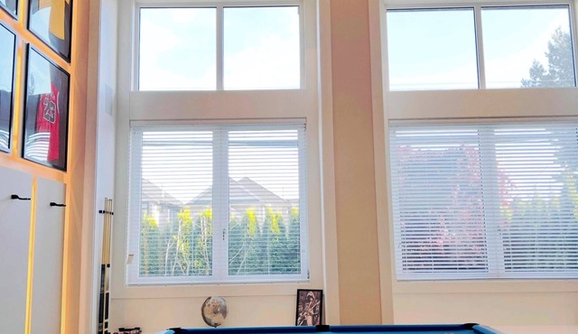 Brand New Luxury loft with huge living room and king bed room - 13 mins from YVR