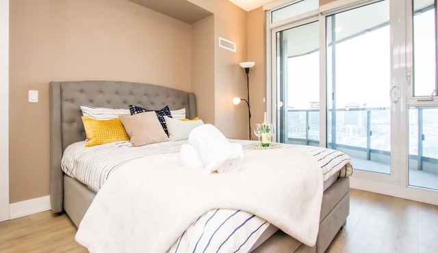 Bright 1 bedroom+den at the heart of downtown Richmond Hill