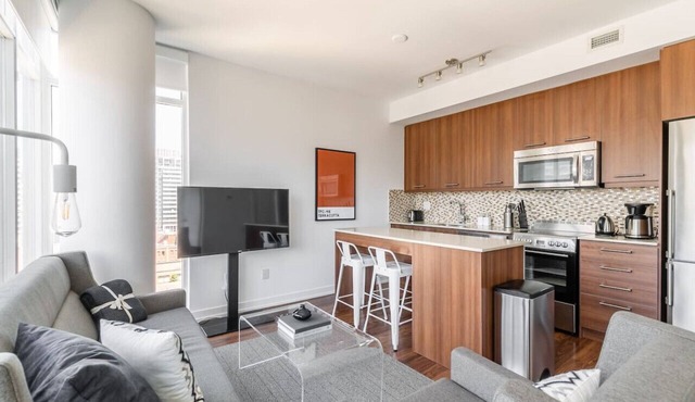 Bright 2BR Condo with Amazing View and Parking!