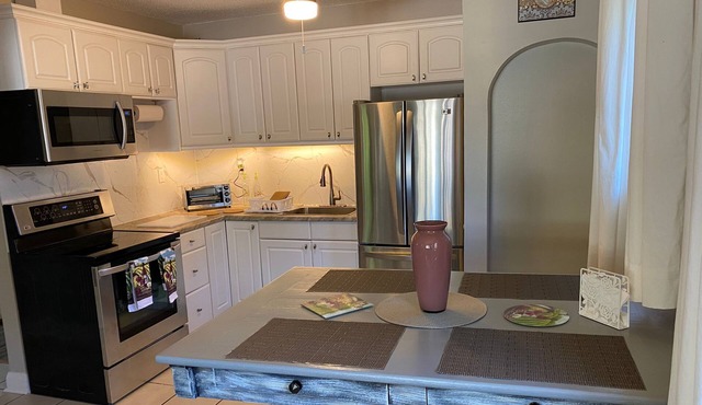 Bright and Adorable 2 bedroom unit