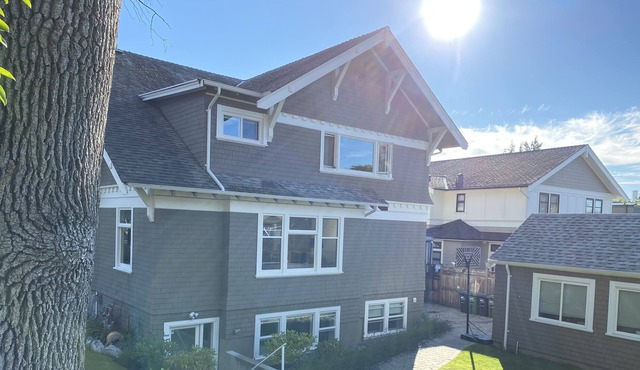 Bright and clean 2 bedroom basement suite. 10 minute walk to the ocean.