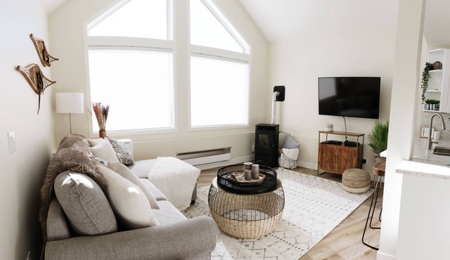 Bright and modern, SKI IN/OUT with Hot tub and cozy fireplace!