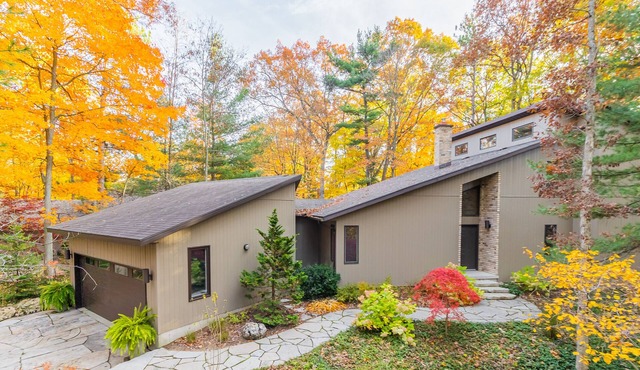 Bright and spacious family home in beautiful Southcott Pines area in Grand Bend
