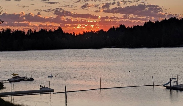 Bright and spacious lakefront unit at Shawnigan Beach Resort