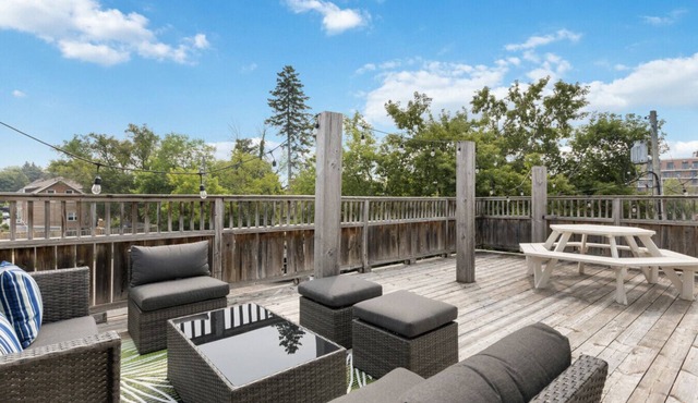 Bright and Spacious Condo in Downtown Collingwood (97043)