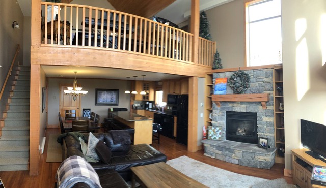 Bright & Beautiful 4-bedroom Condo with Private Hot Tub