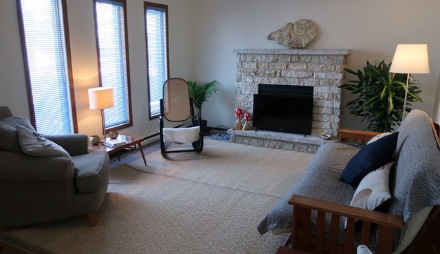 Bright, Cozy, 2 Bedroom vacation hom w/deck - 4 blocks from beach!