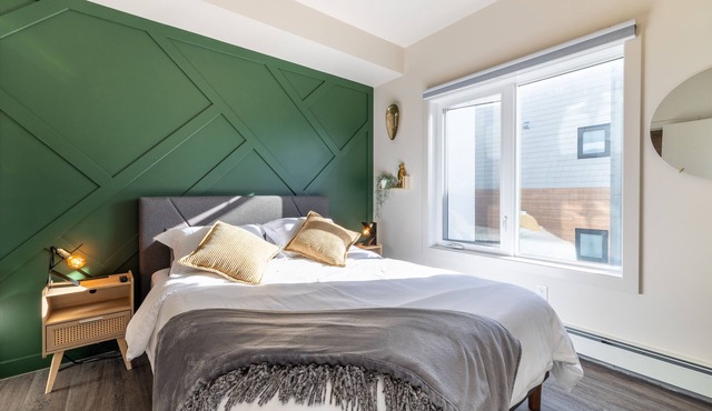 Bright & Modern 2br Condo - Whyte Ave w/Parking Steps Away From U Of An