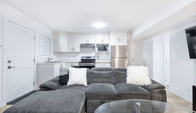 Bright & Modern Surrey Gem ~ Queen Beds ~ Parking!