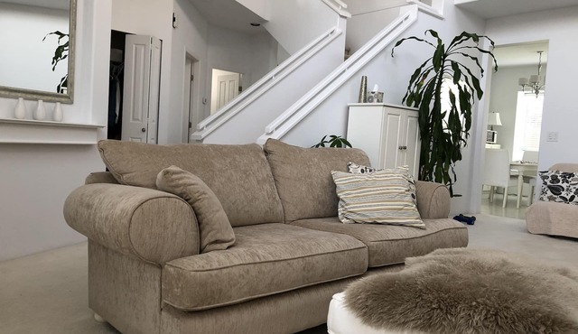Bright & Spacious, 4 Bedrooms, 2 Fireplace House
