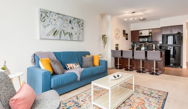Bright spacious Condo 10mins from downtown