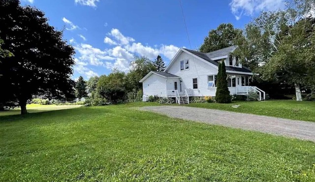 Bright w/Huge Backyard + 5min to Parks!