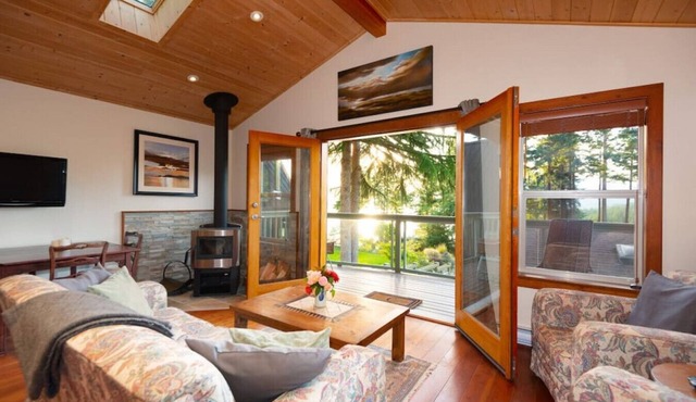 Caboose · Lovely 1-bedroom ocean & mountain views cottage