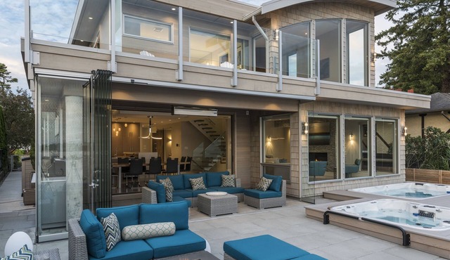 Caddy Bay Beach House: Oceanfront, Hot tub & Swim spa, south facing, modern home