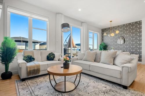 Calgary Gem and Stylish Home with Patio and AC