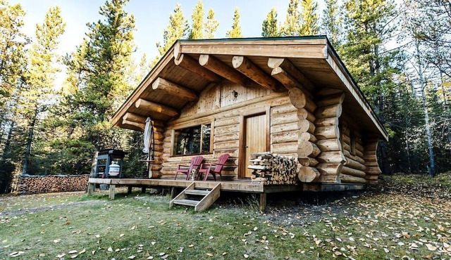 Canadian Glamping Cabin for a Mountainside Getaway