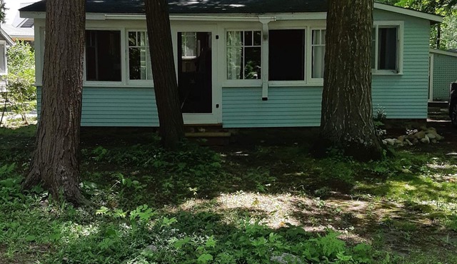 Canadiana Cottage in Quiet Community