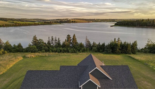 Cannon Creek - NEW spacious waterfront property with hot-tub.