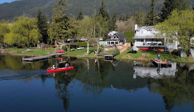Canoe, SUP getaway lake house at Lake Errock