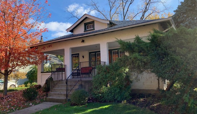 Captain’s Quarters, Updated Bungalow, Steps from Queen Street