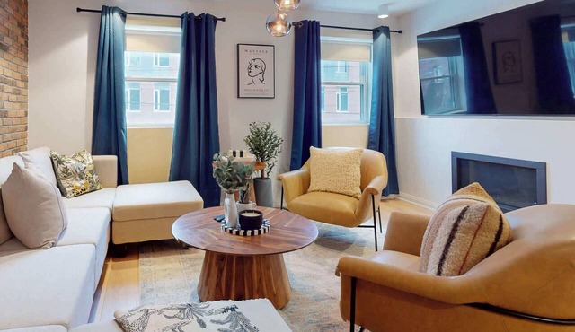 Casa Hotels: Elegant 2BR Suite in Leslieville