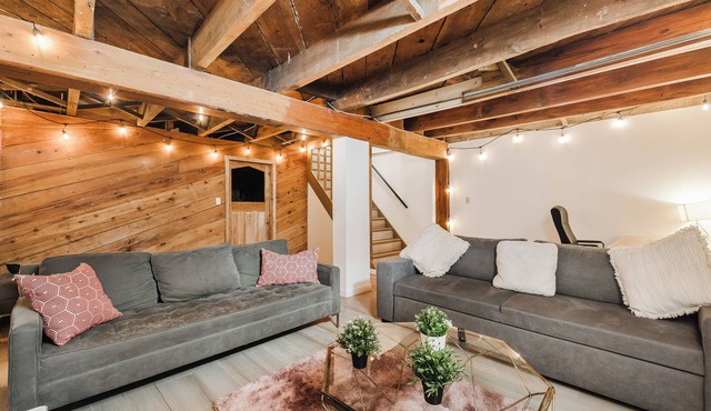 CasaKaïa - Cozy 2 bedroom apartment with Backyard & Parking near Lachine canal