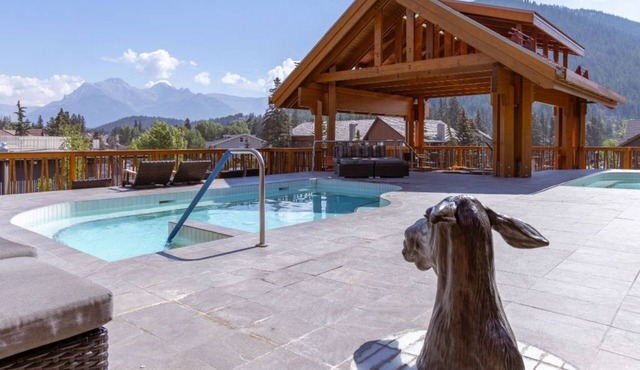 Central Banff Rockies Suite | Rooftop Hot Pools!