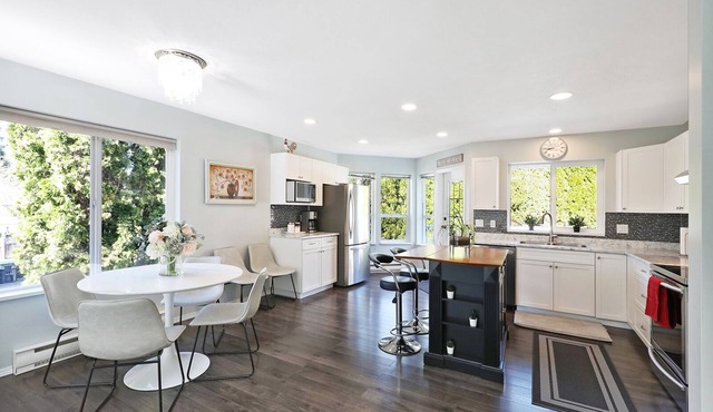 Central Courtenay Modern Retreat: Urban Oasis