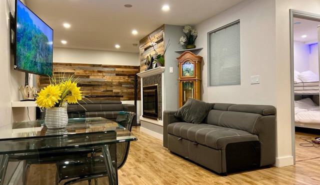 Central location, easy dining, Edgemont Village, Rec Centre, & Park Royal Mall.n
